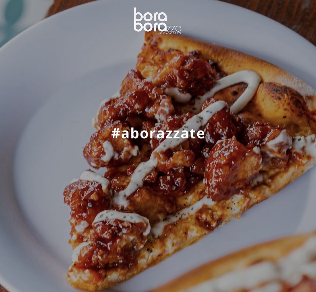 Rebanada de pizza con la etiqueta aborazzate