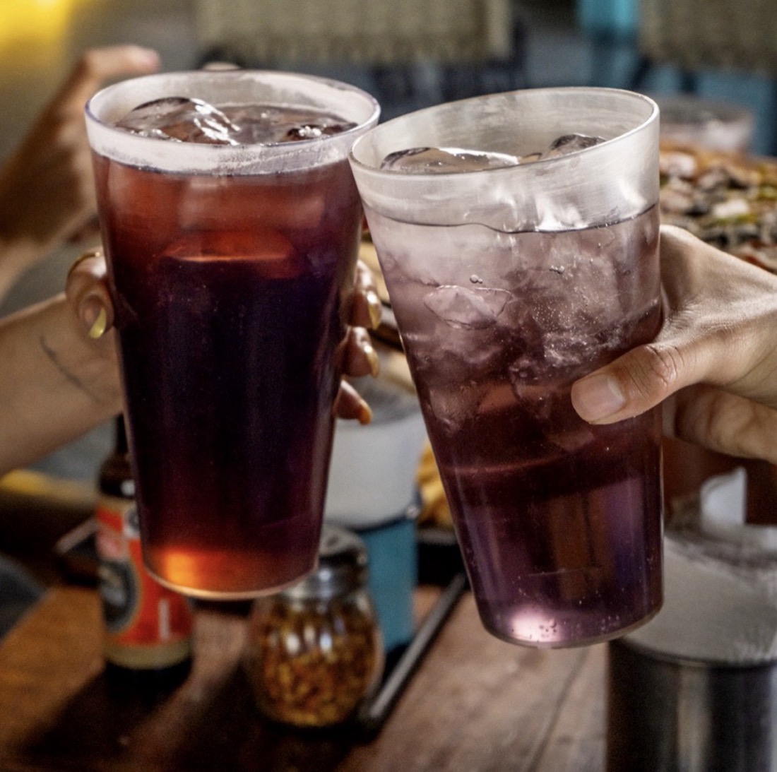Dos vasos brindando