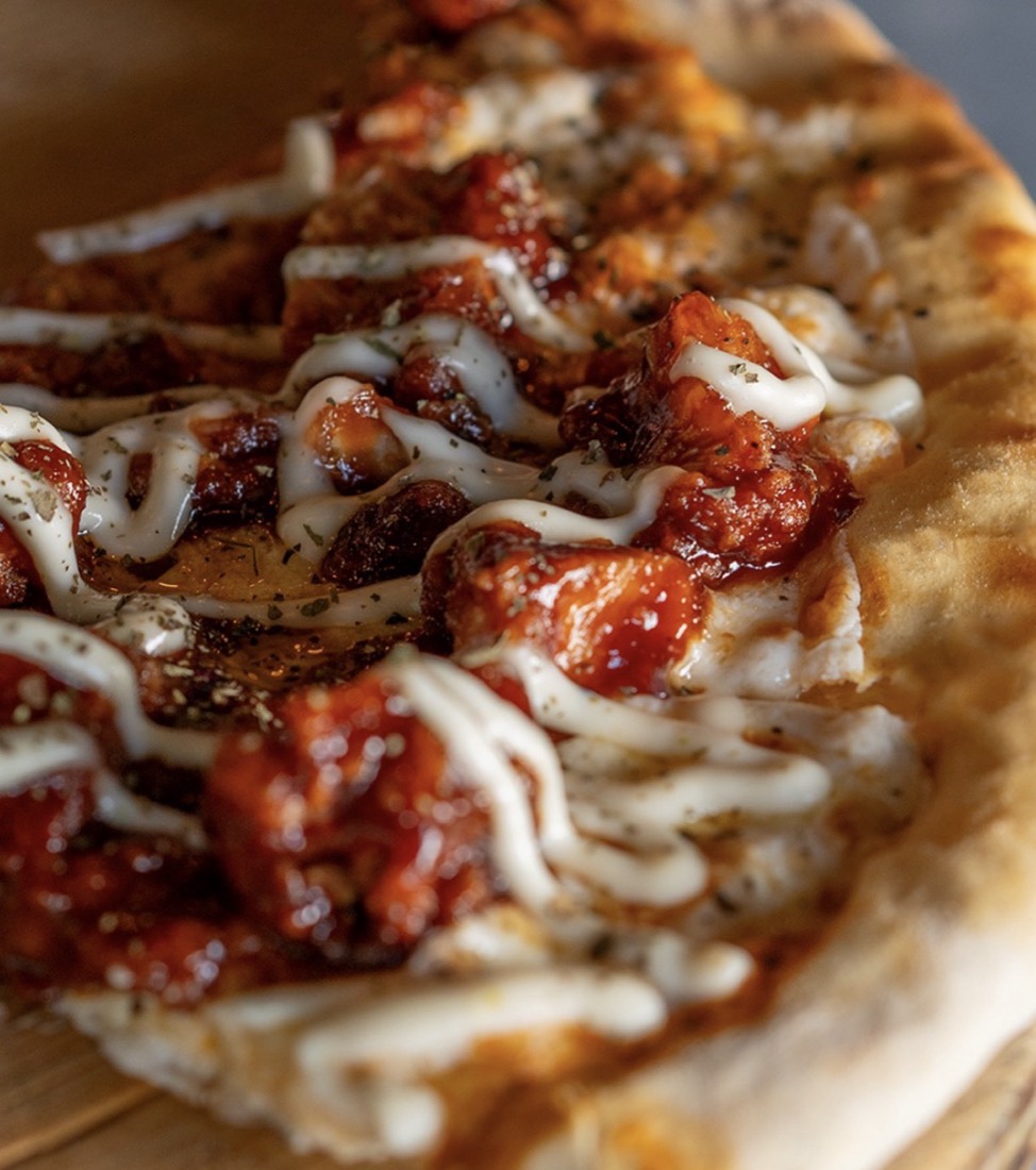 Rebanada de pizza con chipotle y crema